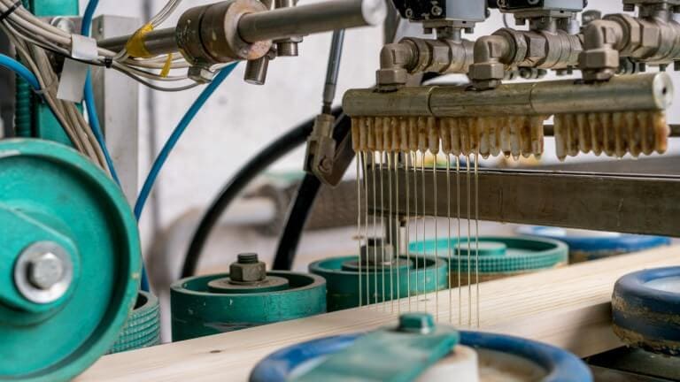 Process of applying glue on wooden lamella