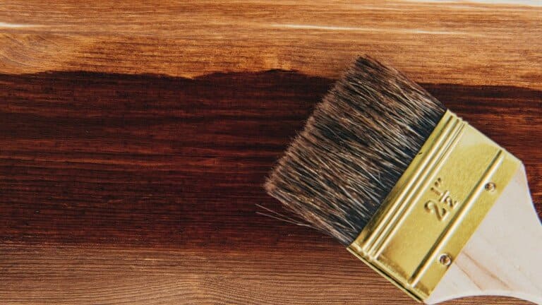 Applying protective varnish on a wooden surface dyi